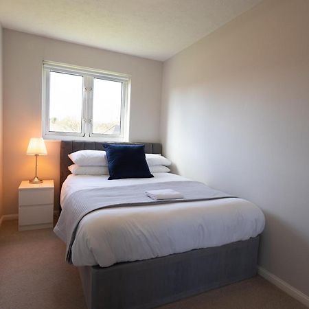 Modern 2 Bed Apartment Near Gatwick Crawley  Exteriér fotografie