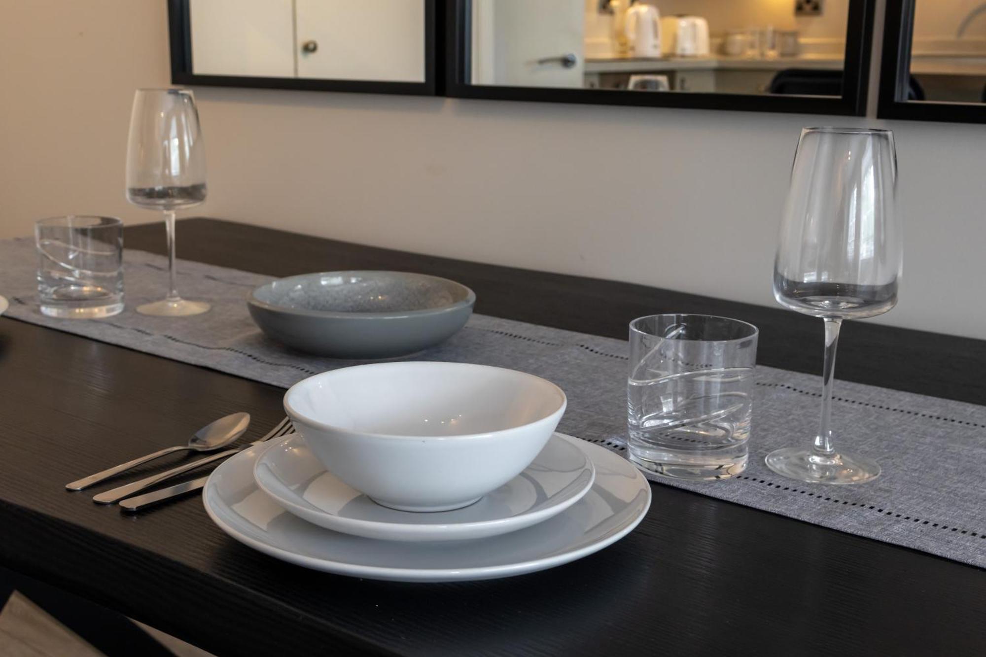 Modern 2 Bed Apartment Near Gatwick Crawley  Exteriér fotografie